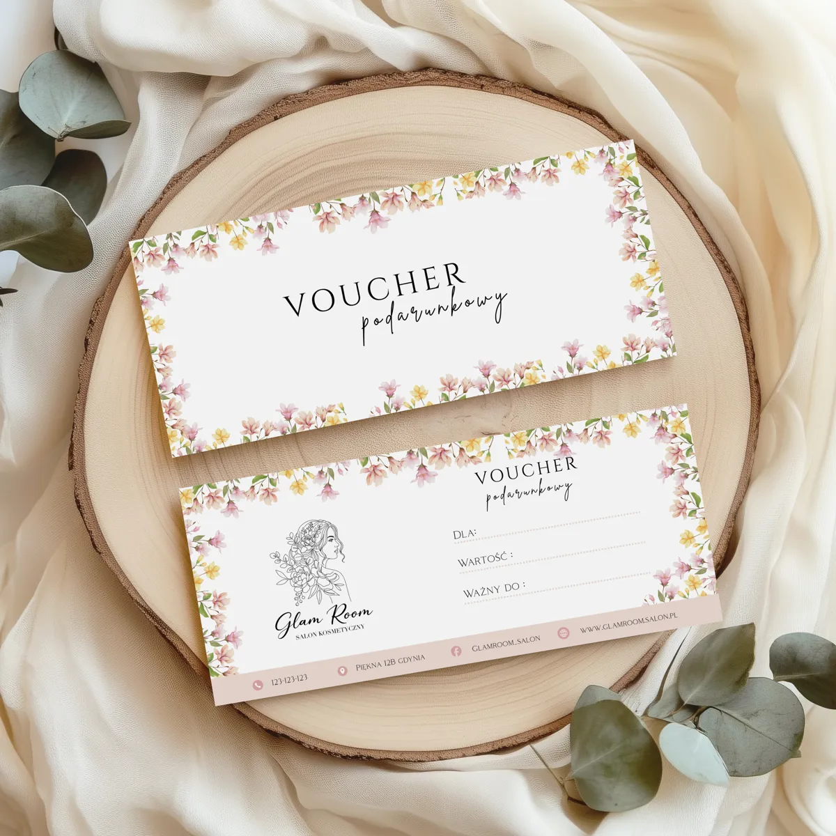 Voucher, który pachnie wiosną i budzi wyłącznie pozytywne skojarzenia. Przepiękna, bogata girlanda z kwiatów magnolii, namalowana w technice czystej, czułej akwareli, tworzy geometryczny łuk okalający centralną część karty. Pastelowe róże, słoneczne żółcie i świeża zieleń liści wnoszą do projektu niesamowitą lekkość i naturalne piękno. Motyw roślinny płynnie przechodzi na drugą stronę vouchera, subtelnie ozdabiając miejsce na dedykację i sprawiając, że karta wygląda niezwykle świeżo.
Klimat prezentu: Radosny, naturalny, odświeżający, pełen życia. Znakomity na prezenty wiosenne, letnie oraz dla osób kochających naturę.
Dla kogo? Doskonały dla salonów ekologicznych, gabinetów SPA, salonów masażu oraz wszystkich miejsc, które promują holistyczne podejście do piękna i relaks blisko natury.